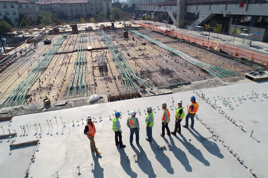 Equipe com capacetes e coletes de segurança em obra