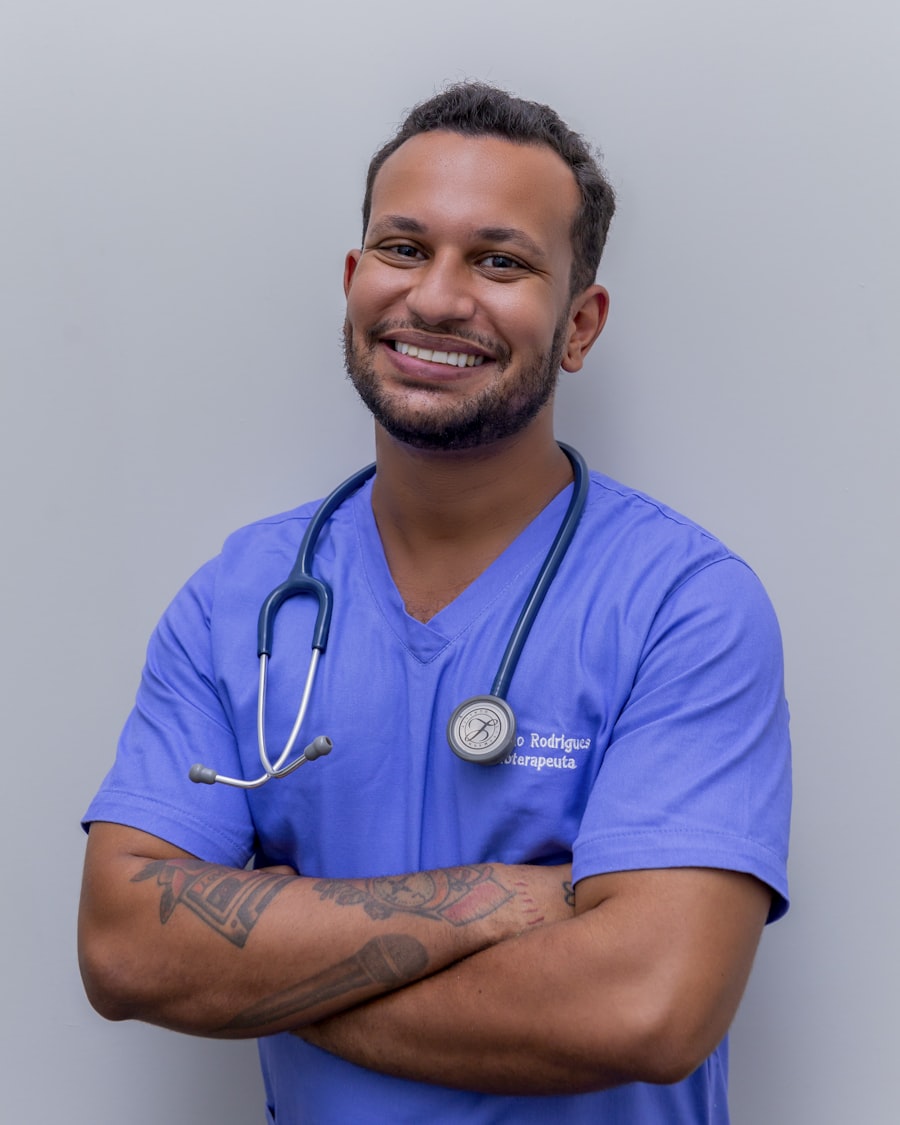 Profissional de saúde ocupacional sorrindo, com estetoscópio